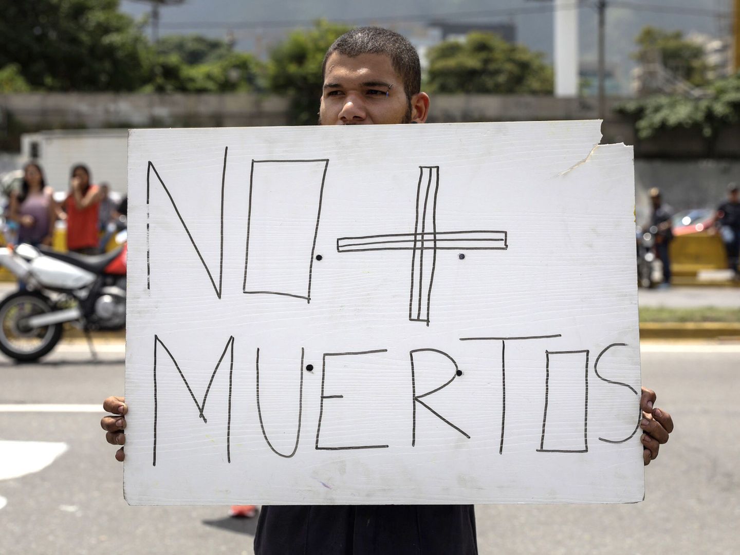 Un joven venezolano participa en una manifestación contra el gobierno de Nicolás Maduro. (EFE)