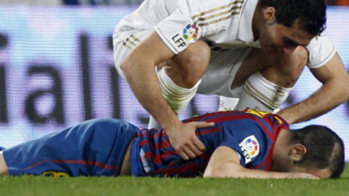 El viejo fantasma del Camp Nou amarga la noche: Iniesta se rompe el bíceps femoral