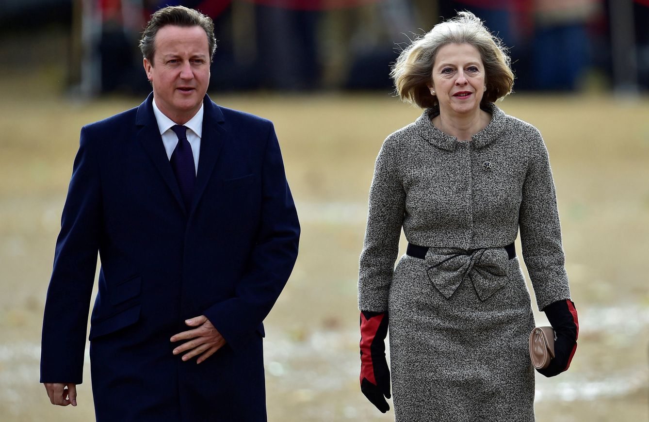 May y su predecesor en el cargo, David Cameron, cuando aún era ministra de Interior. (Reuters)