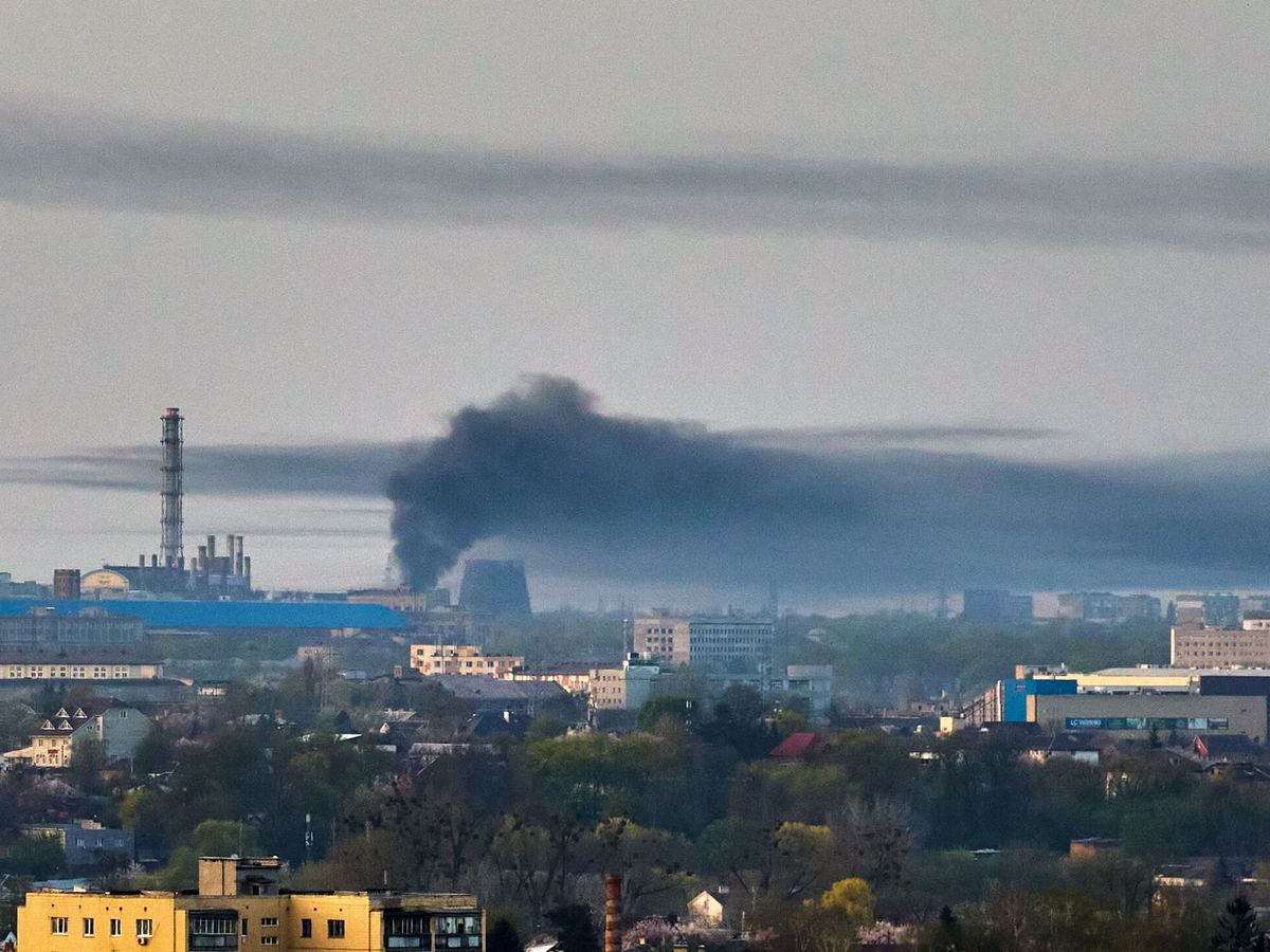 Foto: Una nube de humo se eleva tras un ataque con cohetes en Járkov. (EFE/Sergey Kozlov)