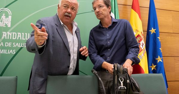Foto: El consejero de Salud de la Junta de Andalucía, Jesús Aguirre, y el portavoz técnico del brote de listeriosis, José Miguel Cisneros. (EFE)