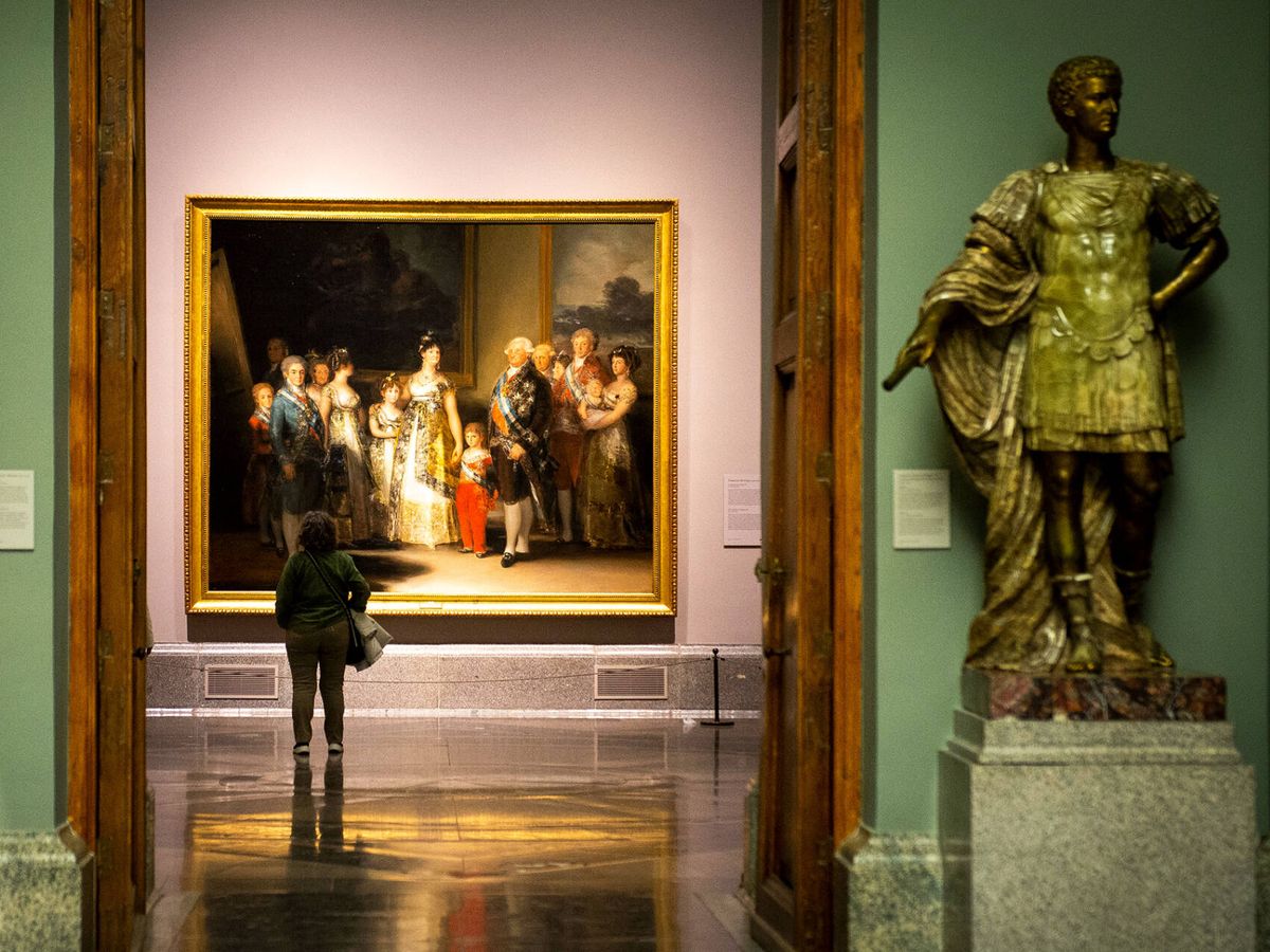 Foto: Una mujer observa el cuadro de la Familia de Carlos IV de Goya en el Museo del Prado. (Europa Press/Juan Barbosa)