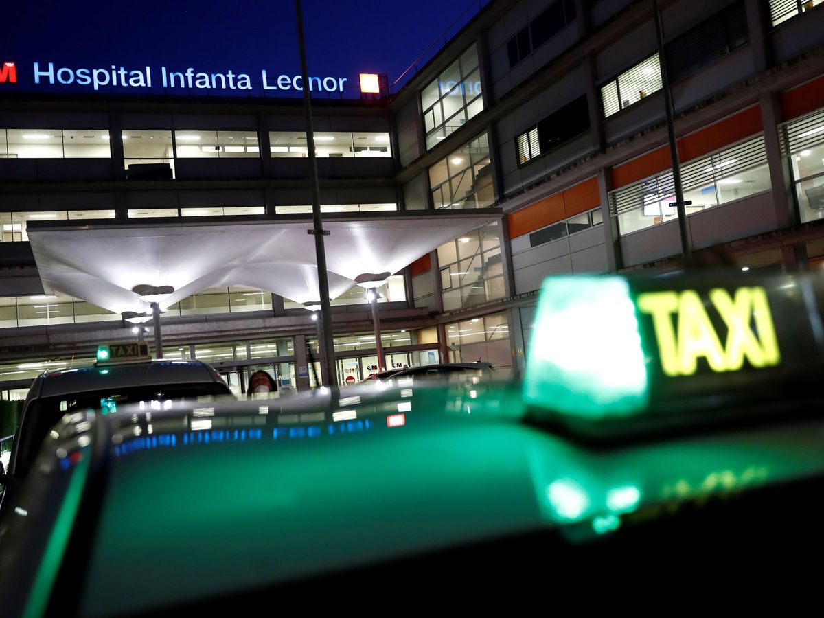 Foto: Varios taxistas participan en el homenaje a los sanitarios en la puerta del Hospital Infanta Leonor, en Madrid. (EFE)