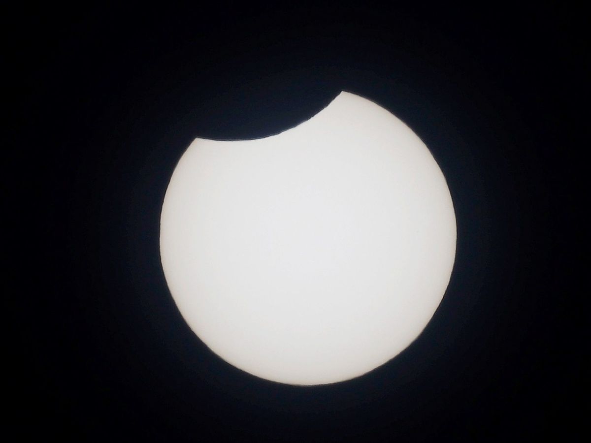 Foto: Foto de archivo de un eclipse solar desde el planetario de pamplona. (EFE)