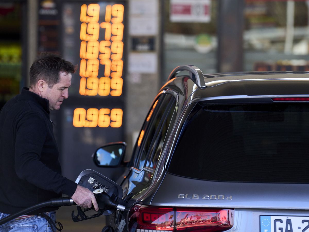 Foto: Un ciudadano, repostando en una gasolinera. (EFE/Alejandro García)