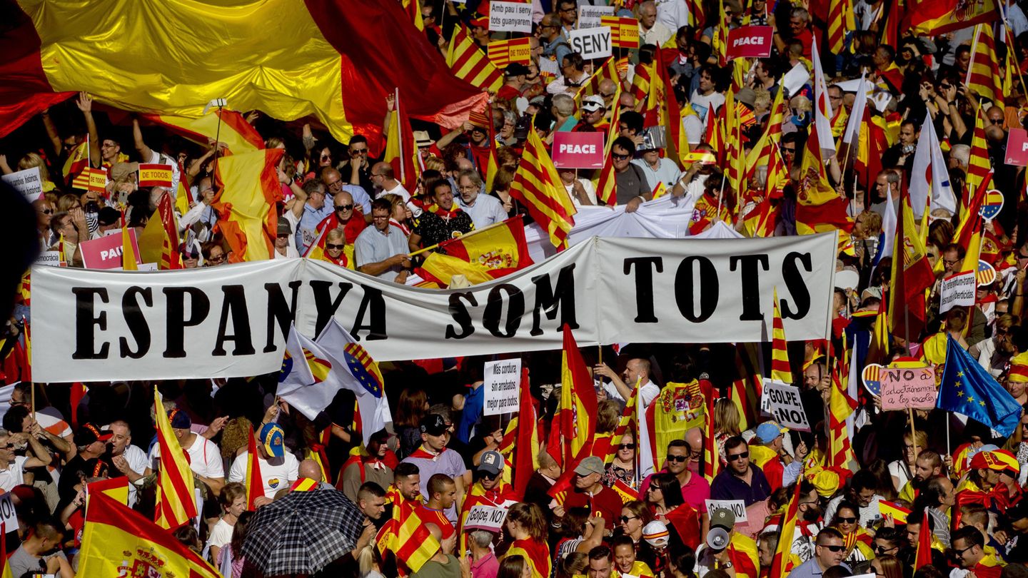 Varios manifestantes portan una pancarta que reza 'Españoles somos todos'. (EFE)