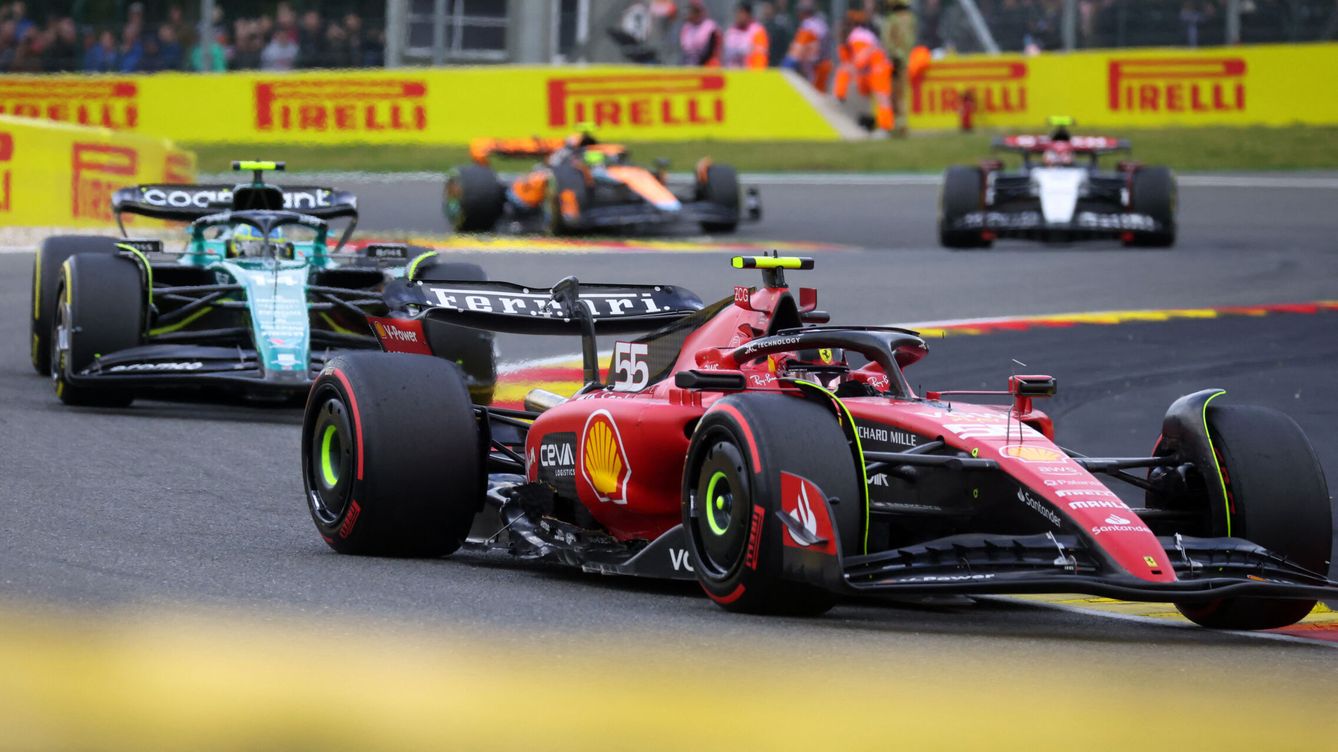 Foto: Alonso y Carlos Sainz en Spa, circuito del GP Bélgica de F1 (Reuters / Johanna Geron)