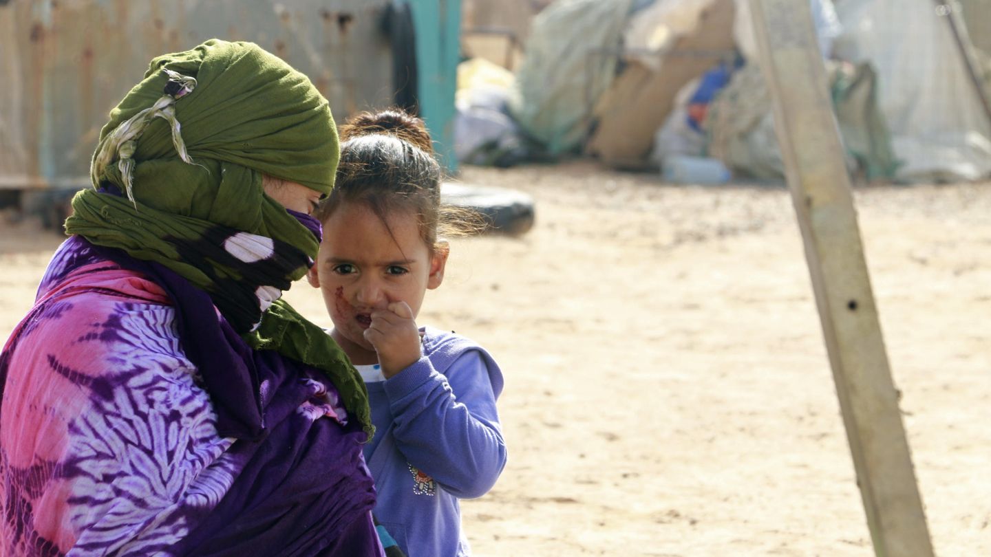Una madre con su hija a la puerta de su casa en en campo de refugiados saharaui de Auserd (EFE)