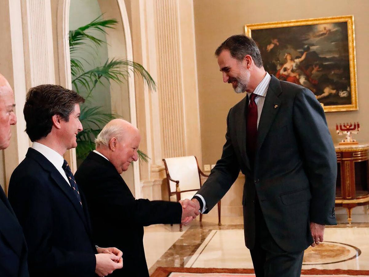 Foto: Felipe VI saluda a Víctor Urrutia en una imagen de 2018. (Europa Press/Casa de S. M. el Rey)