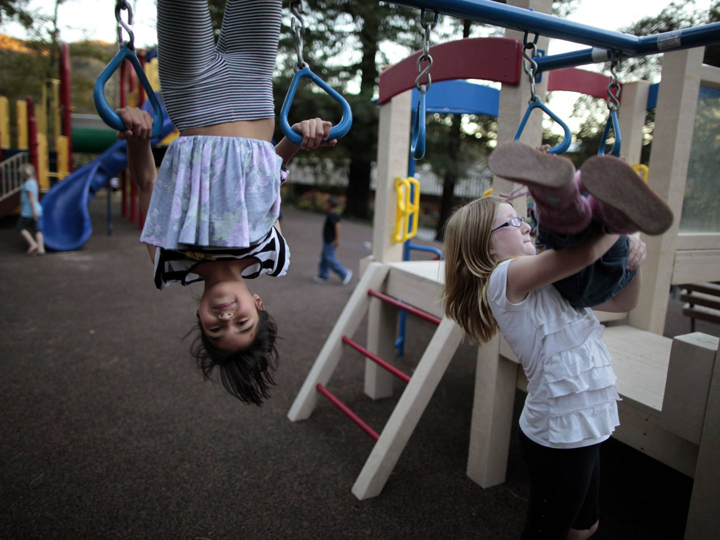 Dos niñas juegan en el Hope Gardens Family Center, para familias sin hogar, en Los Ángeles. (Reuters)
