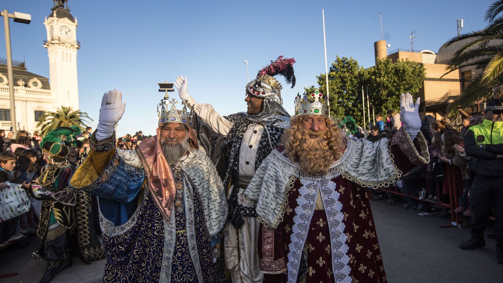 Foto: Los Reyes Magos participan en la cabalgata por las calles de Valencia. (EFE)