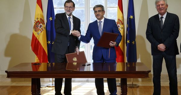 Foto: Rajoy cuando firmó el acuerdo con Nueva Canarias para los presupuestos de 2017 el pasado año. 