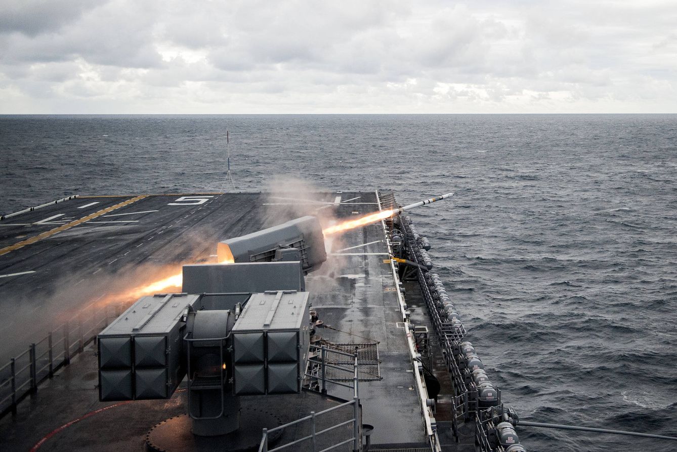 El USS Batan ejecuta unas maniobras militares. (US Navy)