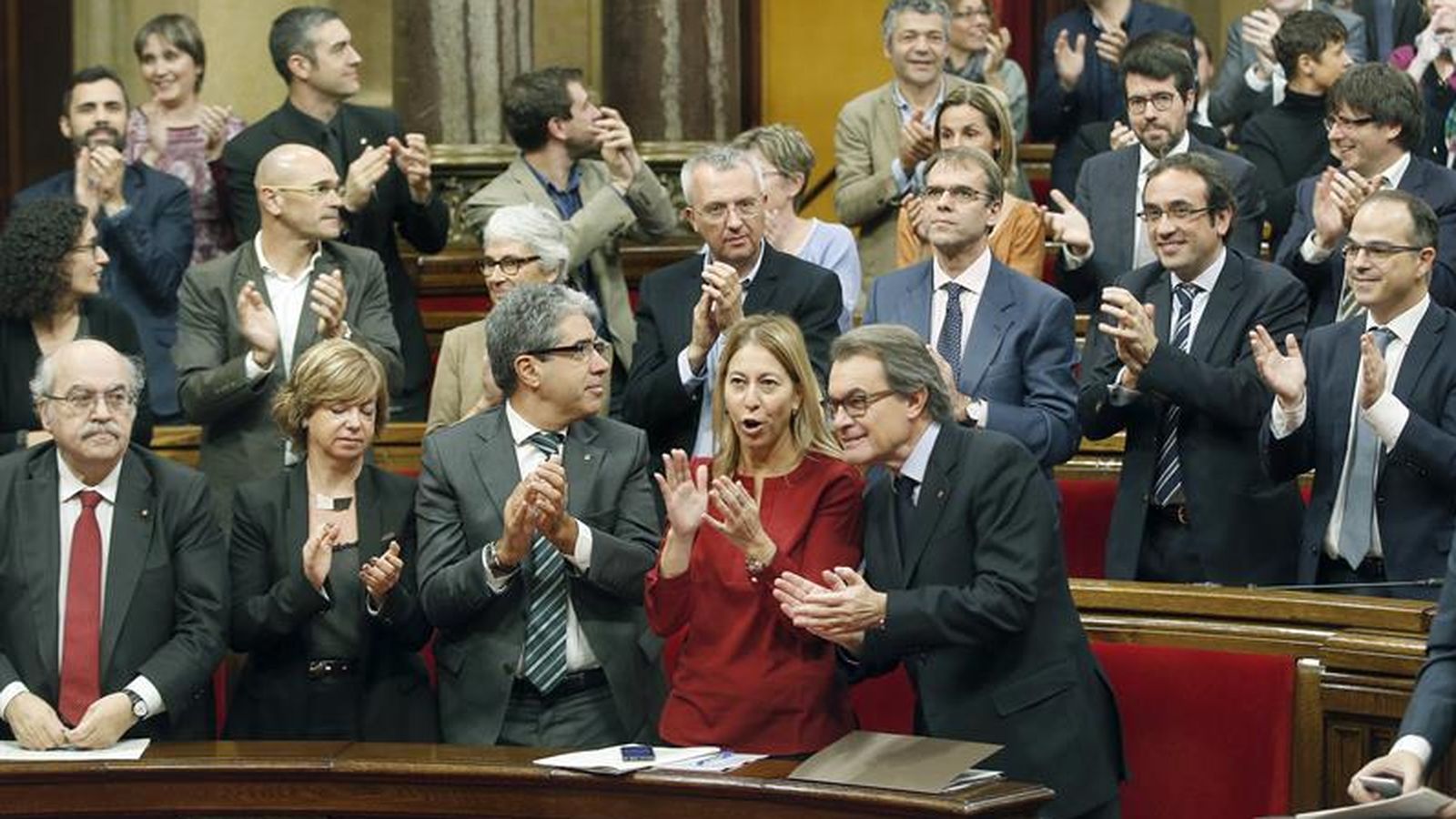 Foto: Mas-Colell, abajo a la izquierda, no aplaude la aprobación de la resolución independentista. (Efe)