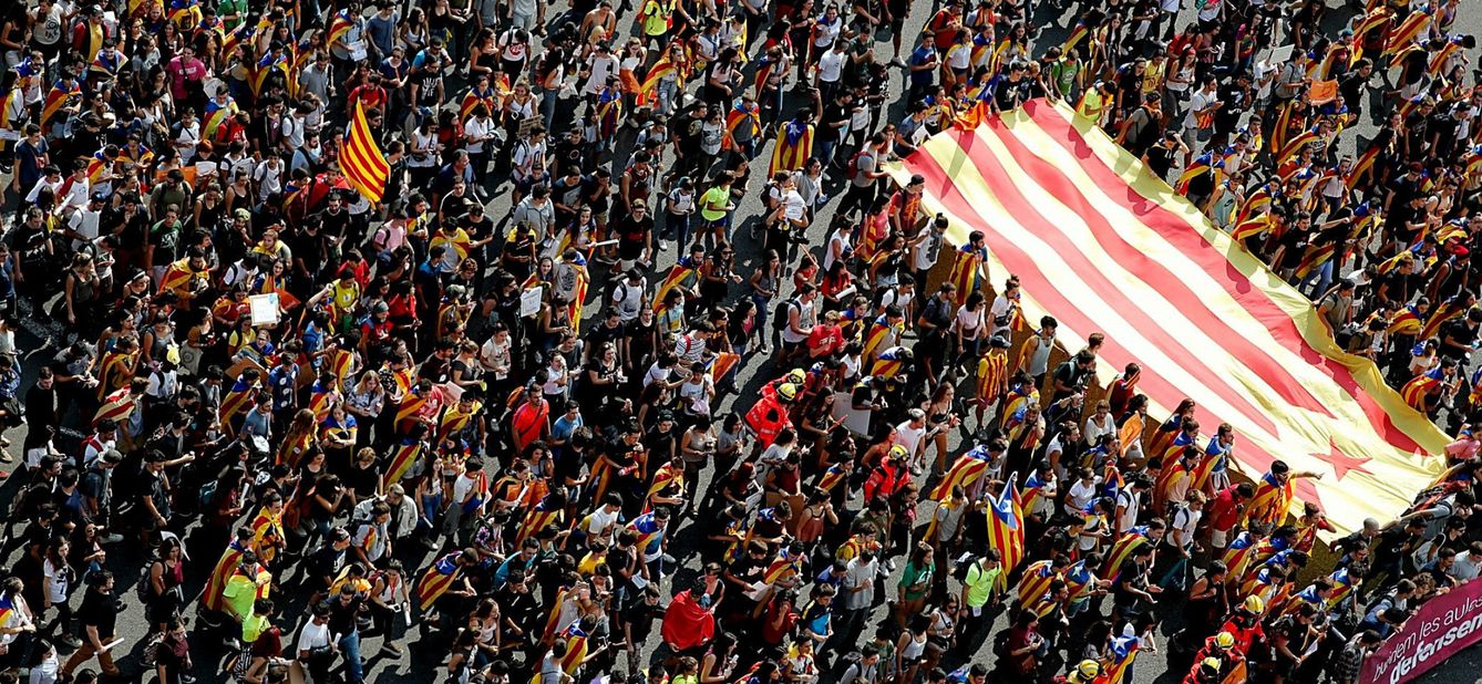 Miles de estudiantes de secundaria y universitarios, durante la manifestación a favor del referéndum. (EFE)