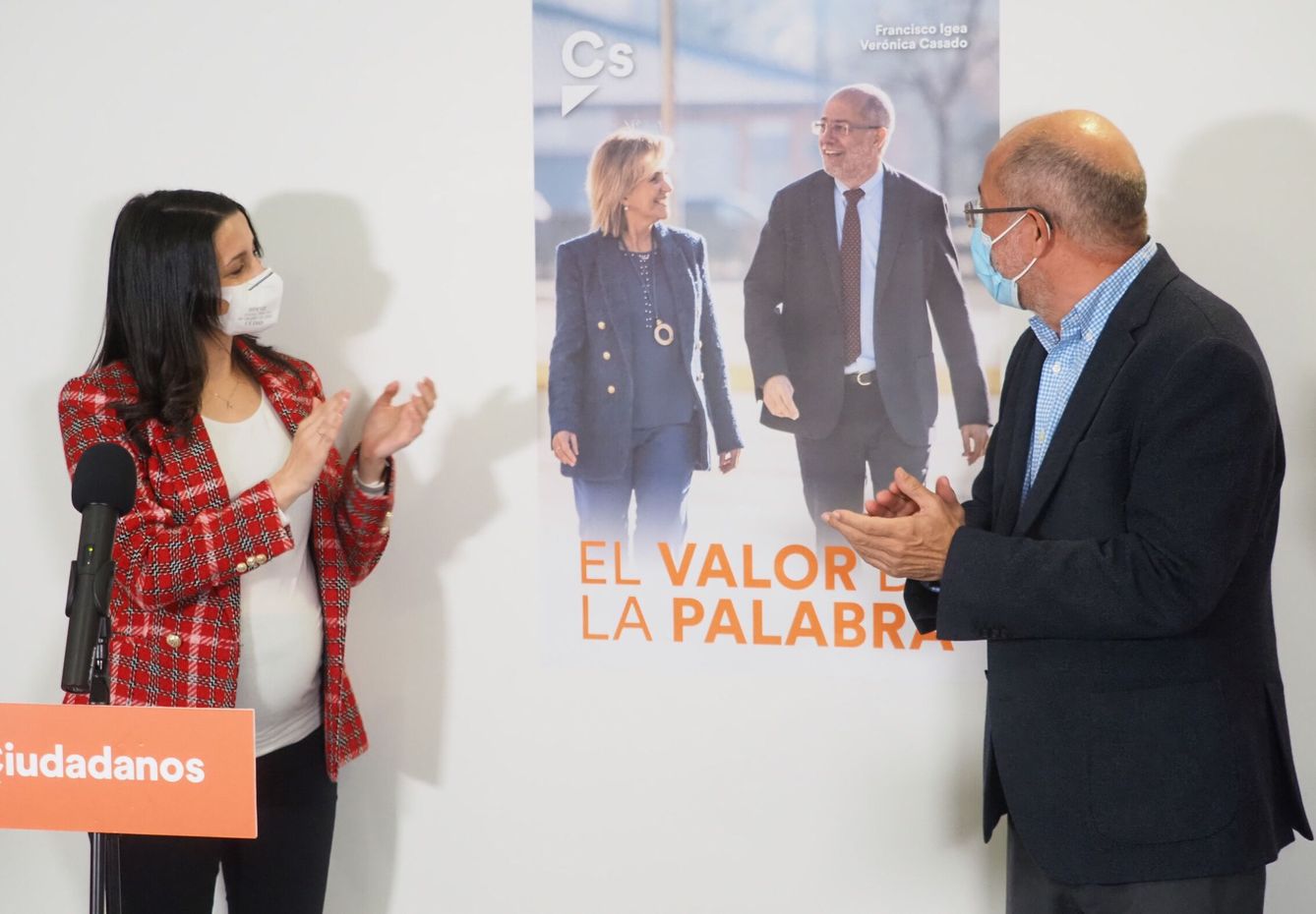 Arrimadas e Igea presentan uno de los carteles de campaña en que se puede ver al candidato junto a Verónica Casado. (EFE)