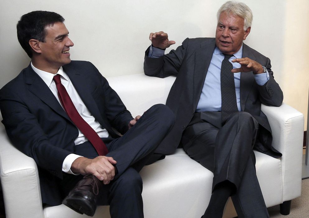 Foto: El líder del PSOE, Pedro Sánchez, junto al expresidente Felipe González (EFE)