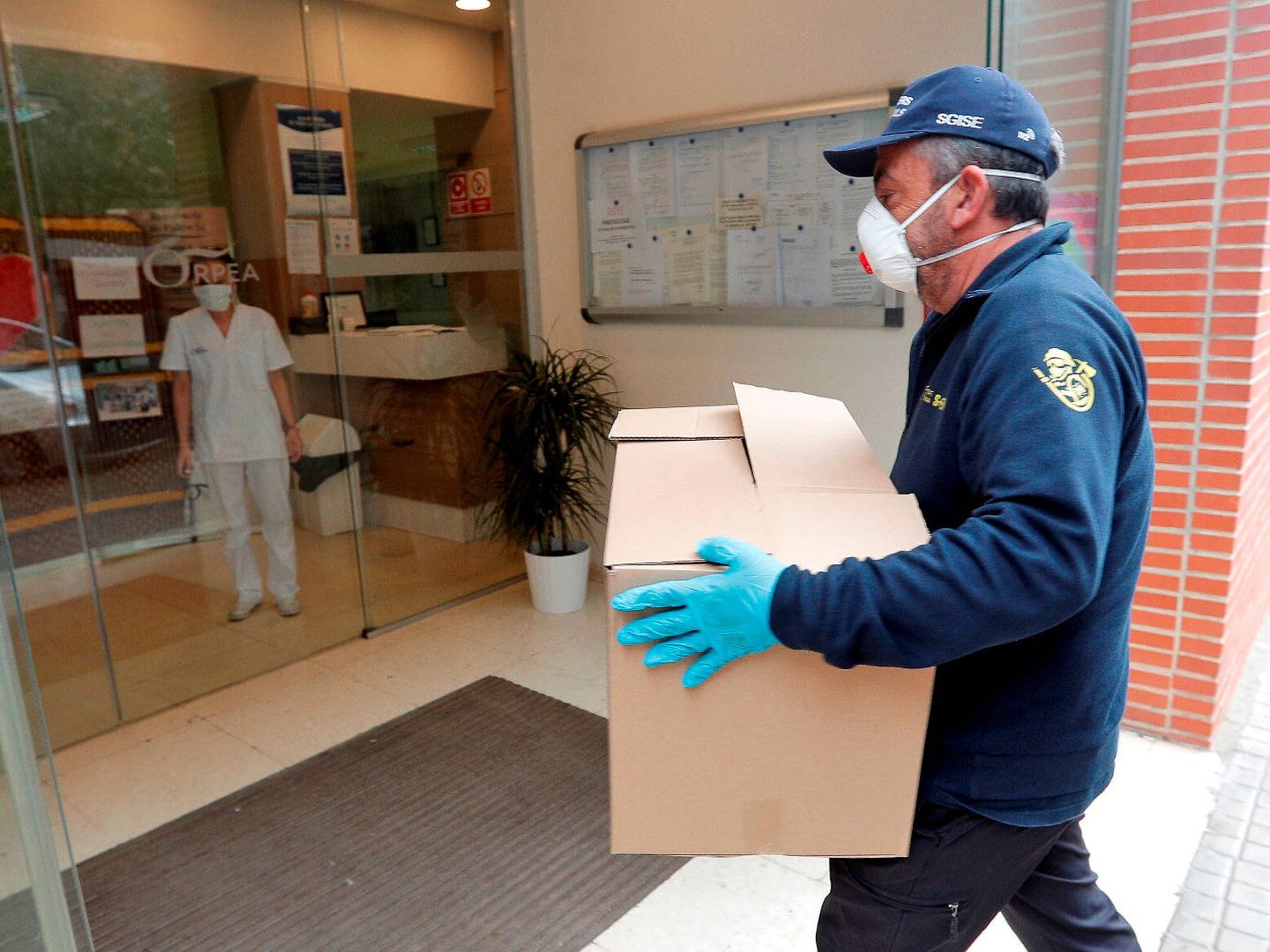 Un operario distribuye material de protección contra el coronavirus en una residencia valenciana. (GVA)