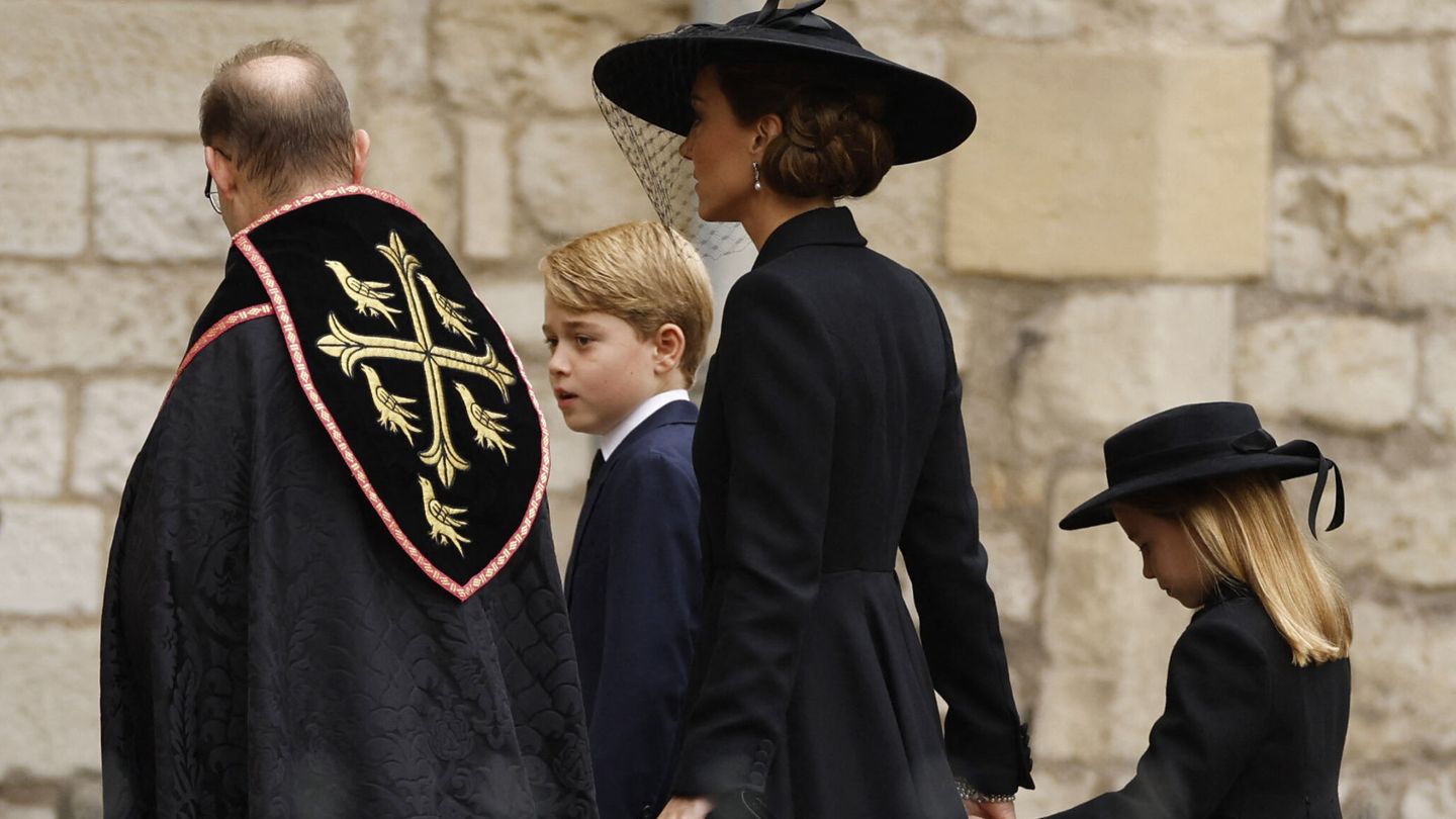 Los pequeños, entrando en la abadía junto a su madre. (Reuters/John Sibley)