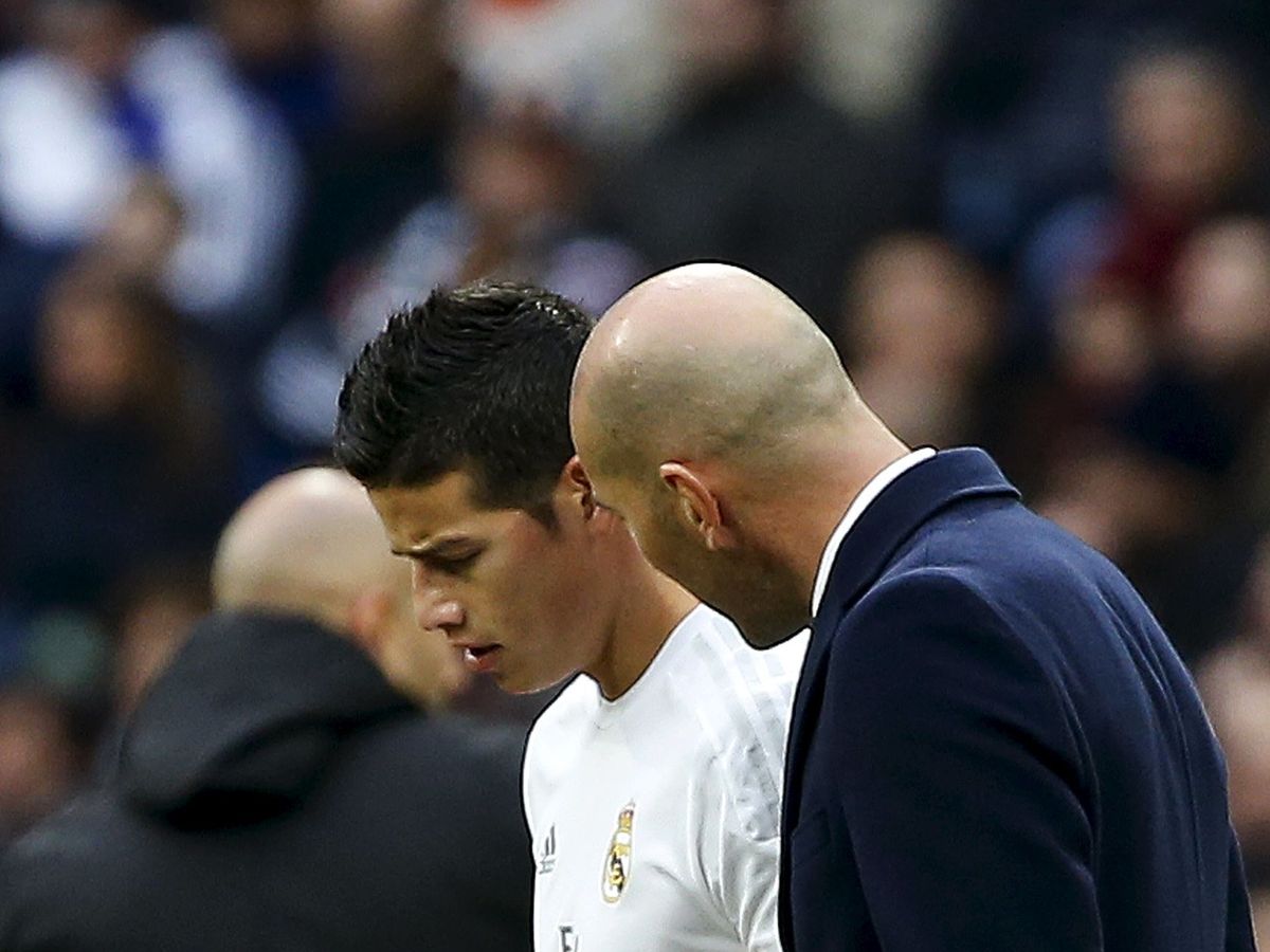 Foto: James Rodríguez escucha a Zinédine Zidane antes de entrar al partido. (Efe)