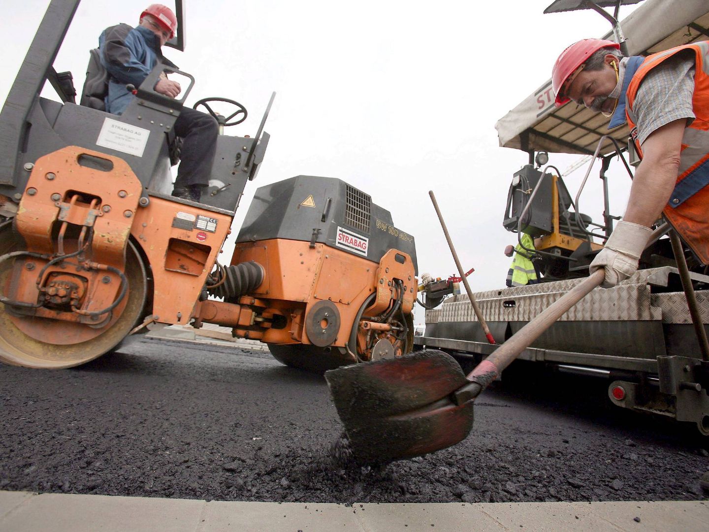 Imagen de archivo de trabajadores asfaltando una carretera. (EFE/Oliver Berg)