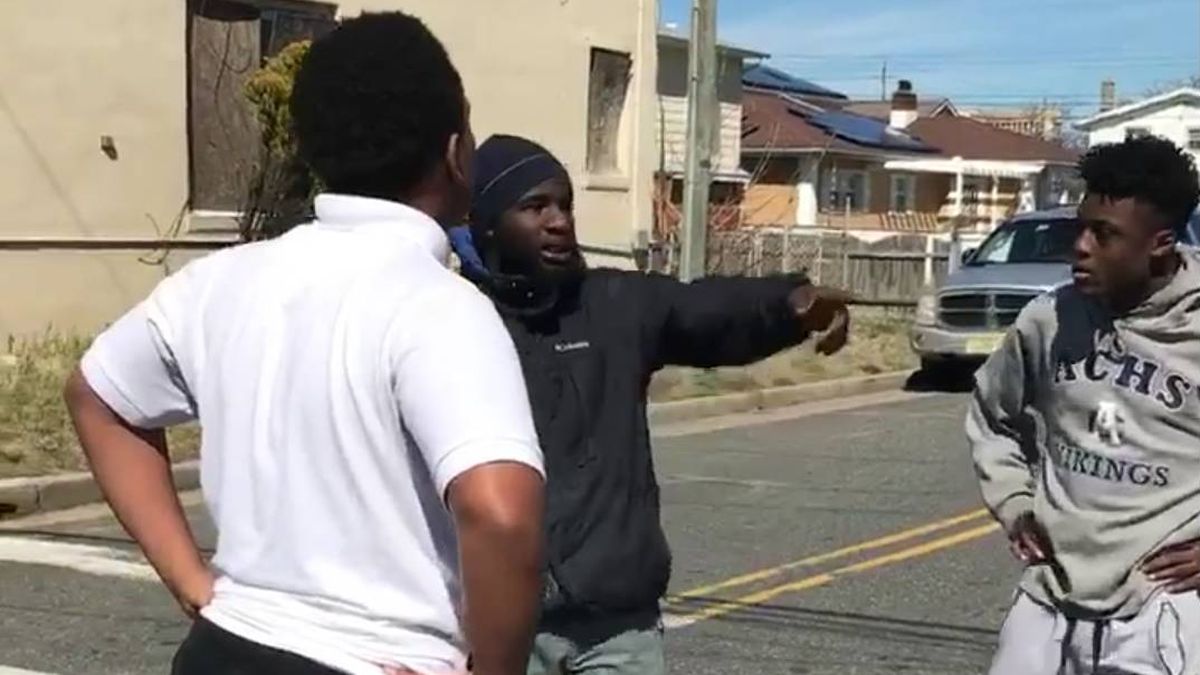 Vídeo: un hombre detiene una pelea callejera de adolescentes con un inspirador discurso