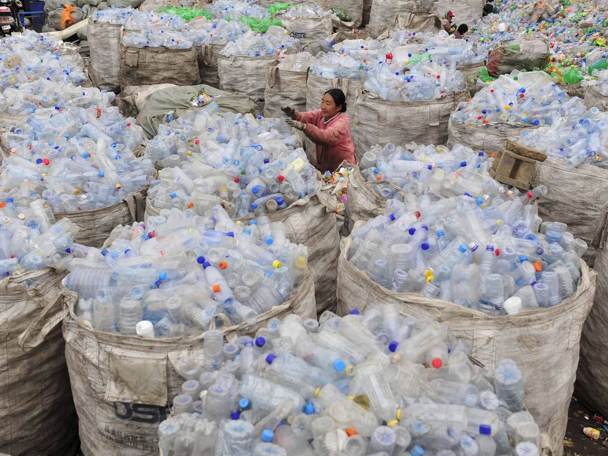 Foto: El reciclaje de plástico va a más en la industria textil (EFE)