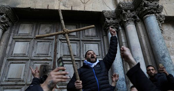 Foto: Un cristiano protesta con una cruz ante las puertas del Santo Sepulcro, en la Ciudad Vieja de Jerusalén. (Reuters) 