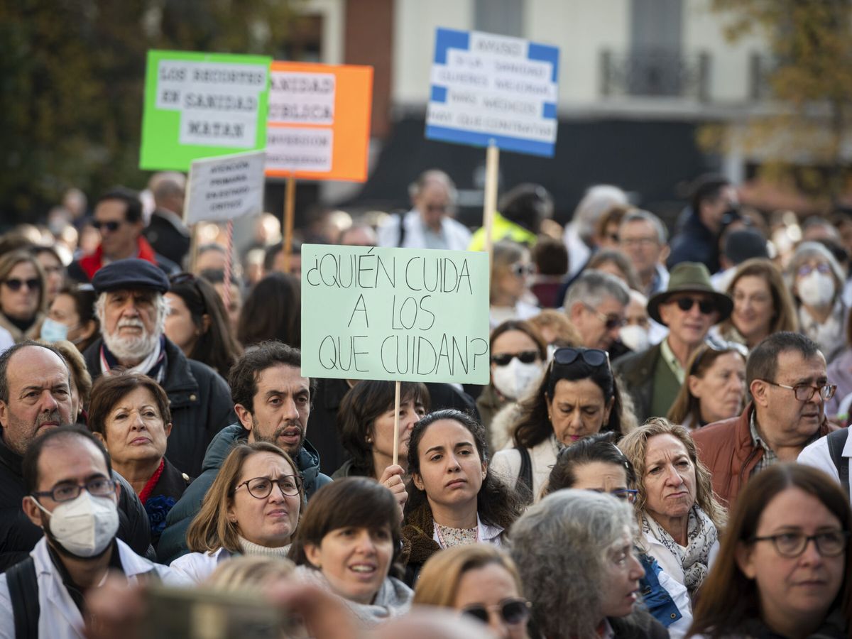Foto: Concentración en apoyo a la huelga de médicos y pediatras de Madrid. (EFE/Fernando Villar)