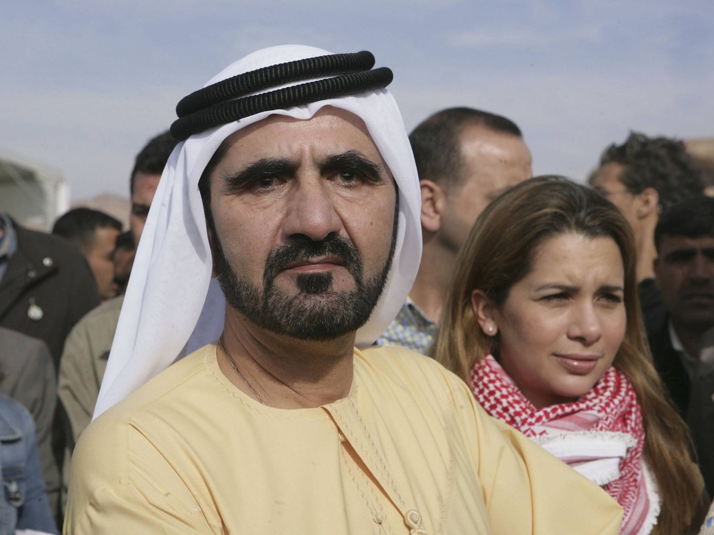 El emir de Dubái con su esposa en segundo plano. (Getty)
