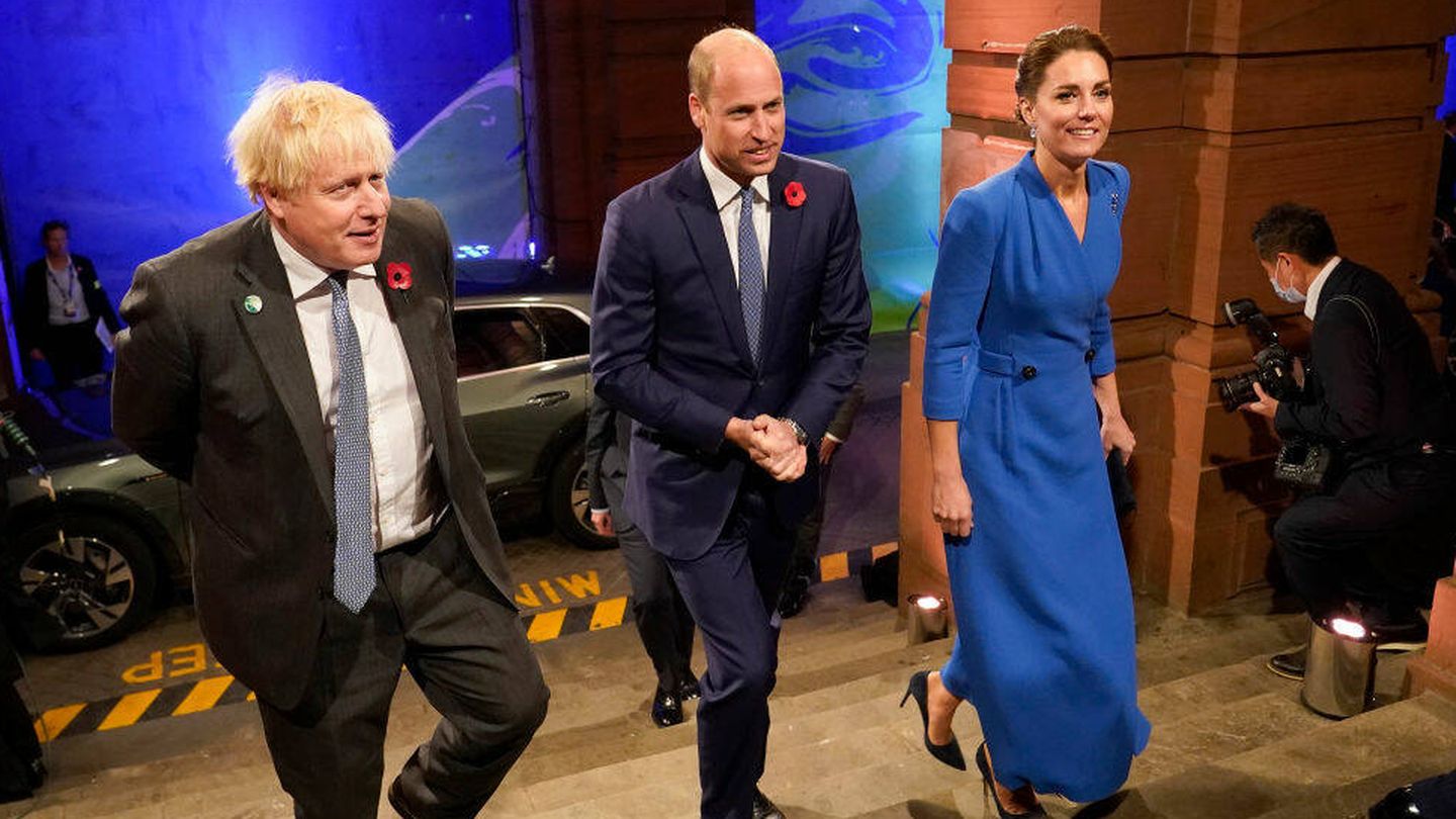 Kate Middleton, con un vestido muy similar al de doña Letizia, junto a Boris Johnson y el príncipe Guillermo. (Getty)