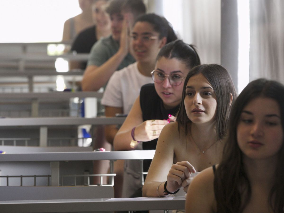 Foto: Estudiantes durante la EBAU, en una imagen de archivo. (EFE/Juan Carlos Caval)