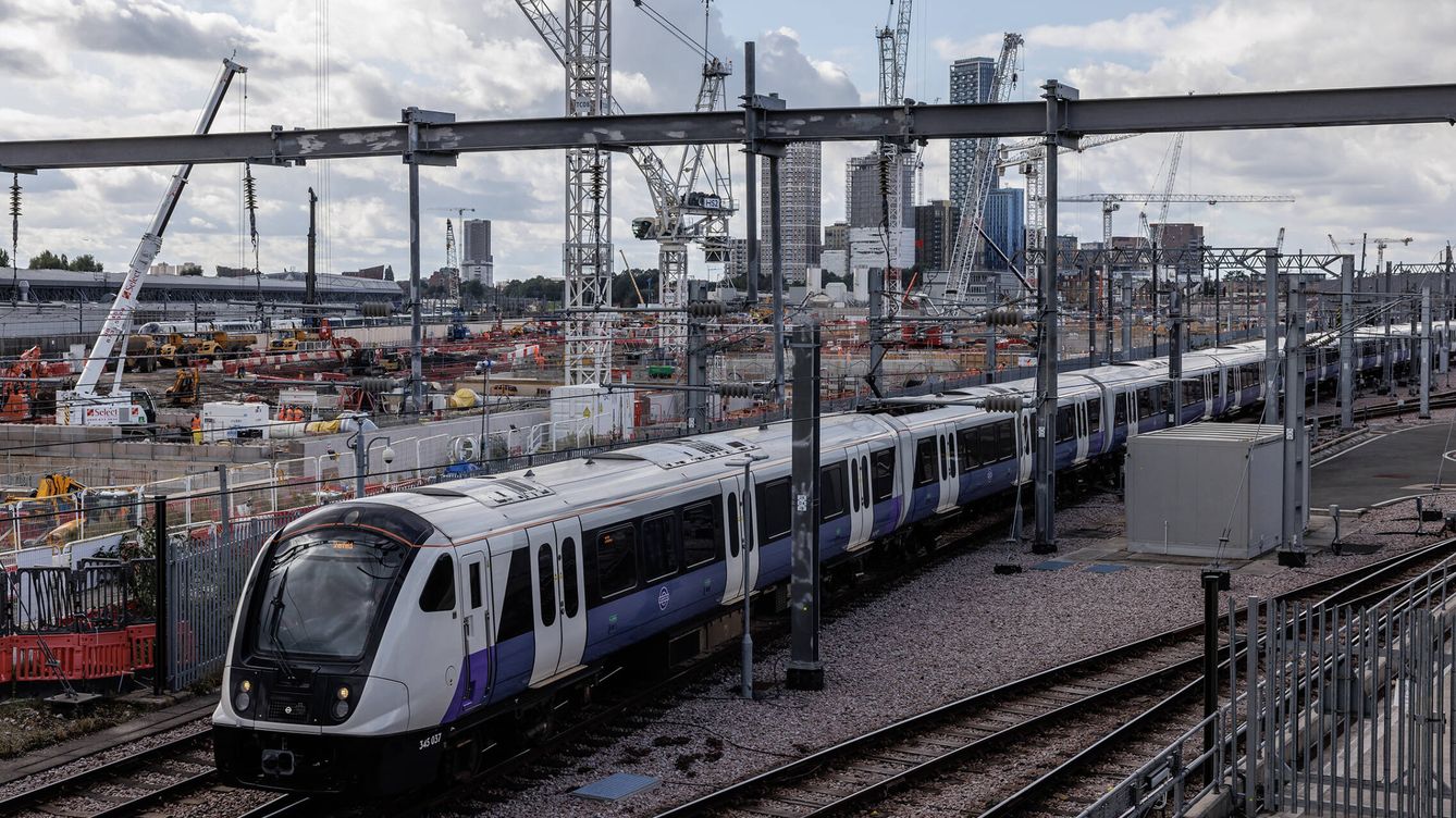 Foto: Un tren pasa por una de las zonas de construcción del HS2 en Londres. (Getty/Dan Kitwood)