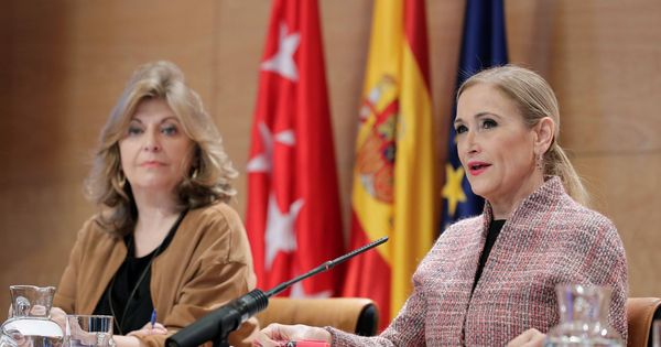 Foto: La presidenta regional Cristina Cifuentes, junto a la consejera madrileña de Economía, Engracia Hidalgo. (EFE)