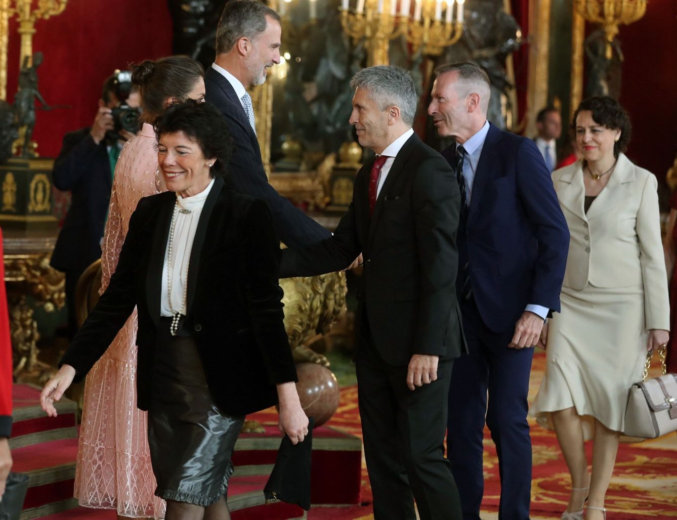 El rey Felipe VI, la reina Letizia y Fernando Grande Marlaska, en el Palacio Real de Madrid el 12 de octubre. (EFE)