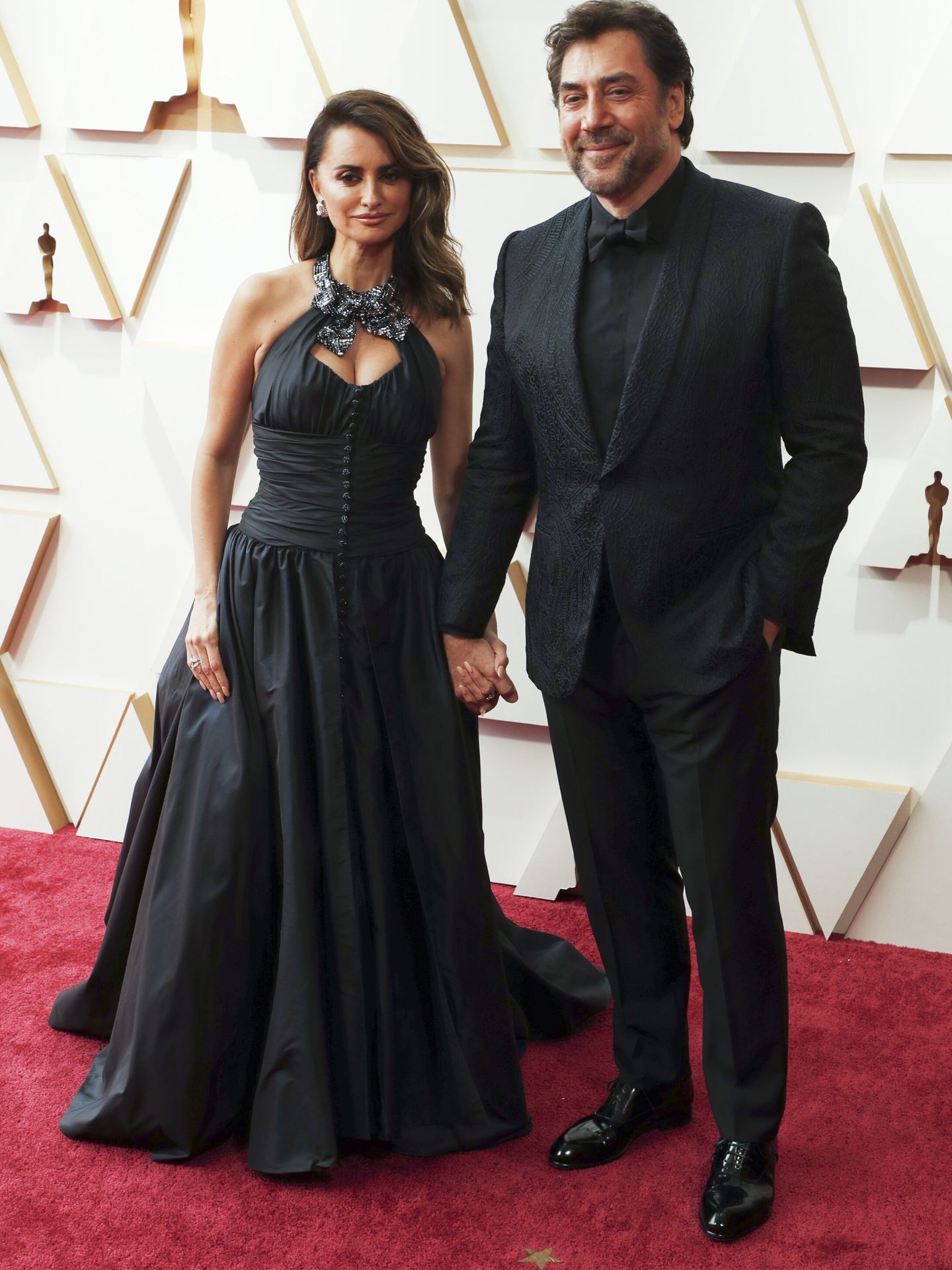 Penélope Cruz, nominada por 'Madres paralelas', posa junto a Javier Bardem en los Oscar 2022 con vestido Chanel. (EFE/EPA/David Swanson) 