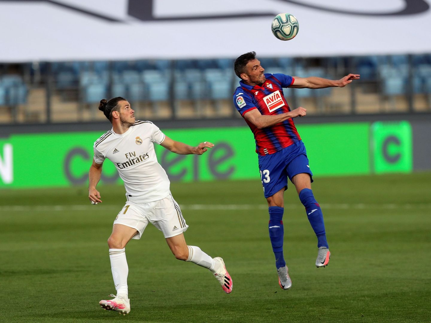 Bale no llega a un balón en una acción del partido contra el Eibar. (Efe)