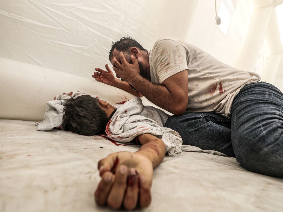Foto: Un hombre llora junto al cadáver de su hijo en el hospital Al-Shifa en Gaza. (EFE/Mohammed Saber)