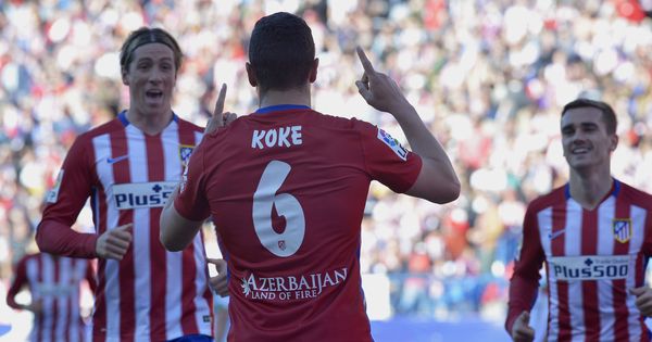 Foto: Fernando Torres corre a abrazar a Koke tras un gol. (EFE).