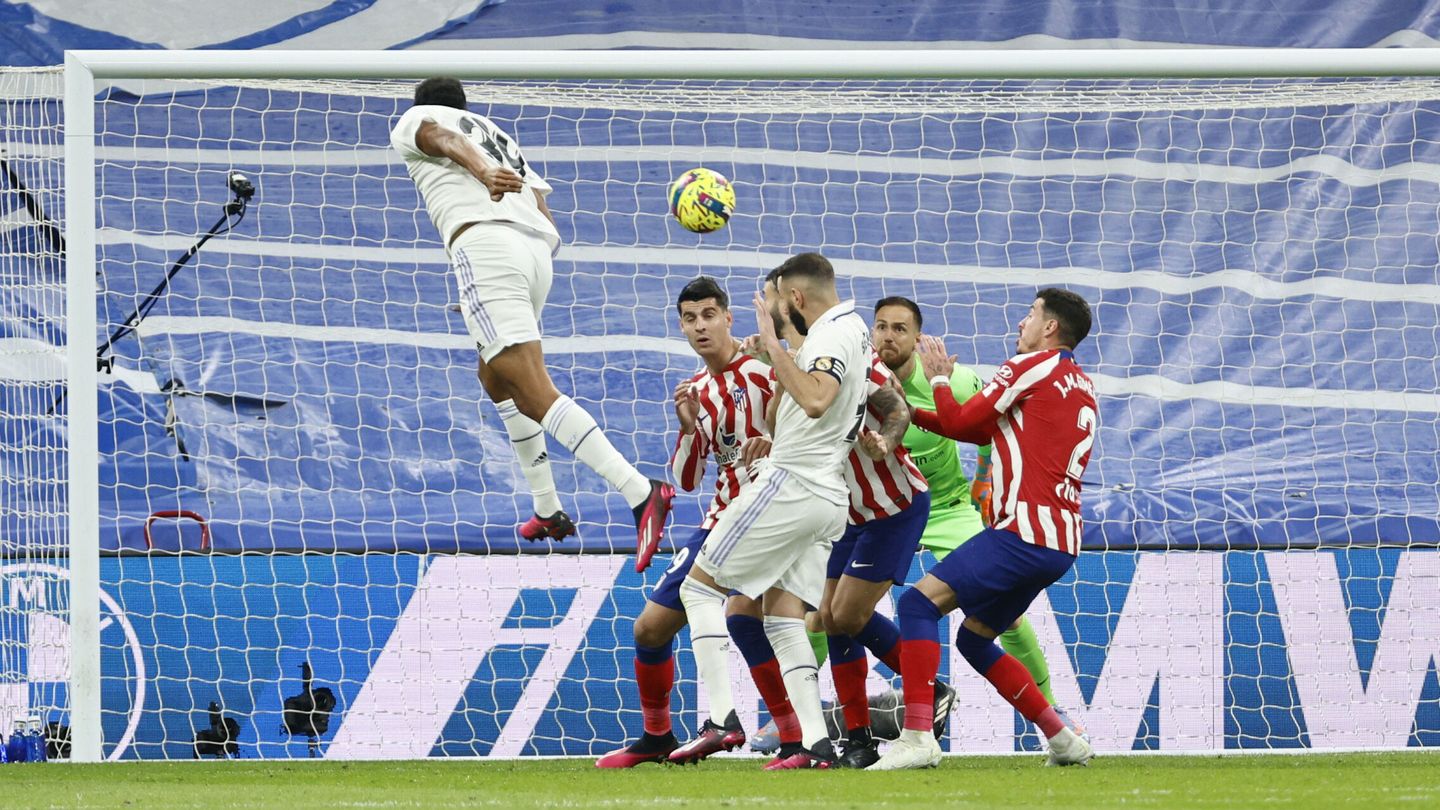 Álvaro Rodríguez cabecea el gol del empate. (EFE/Rodrigo Jiménez)