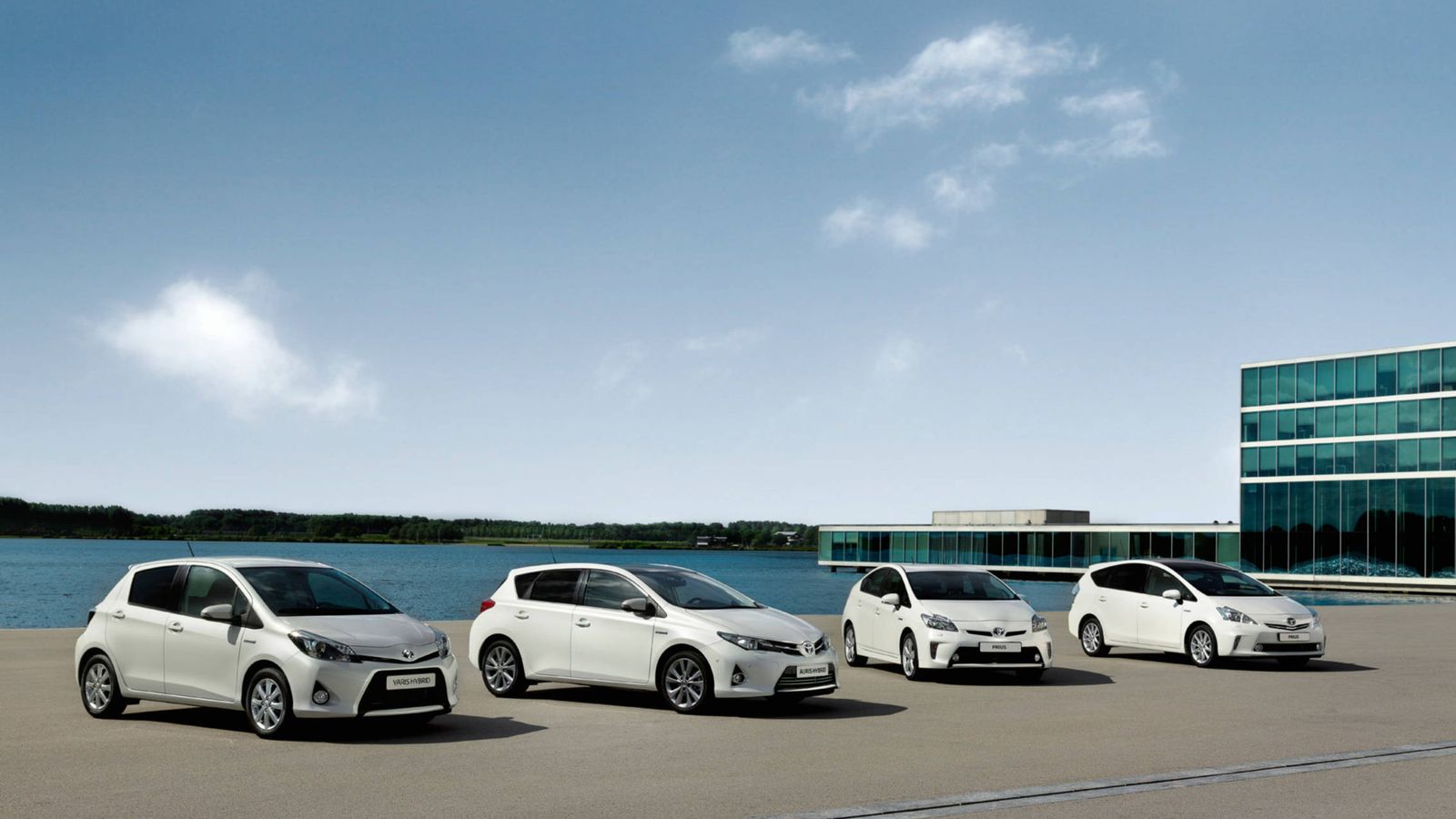 Foto: Completa gama de turismos híbridos de Toyota desde el Yaris hasta el Prius.
