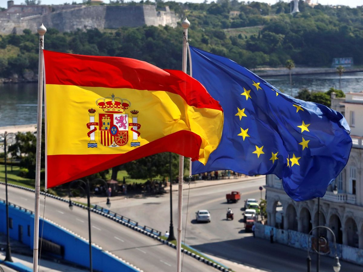 Foto: Vista de la bandera española y la bandera de la Unión Europea. (EFE/Yander Zamora)