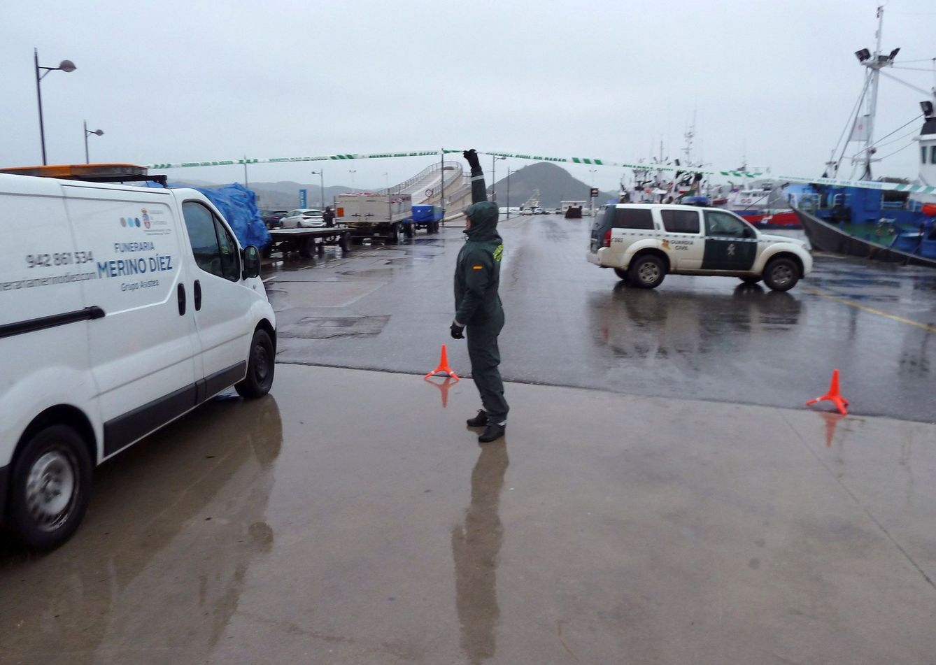 Agentes de la Guardia Civil controlan el acceso al puerto de Santoña. (EFE)