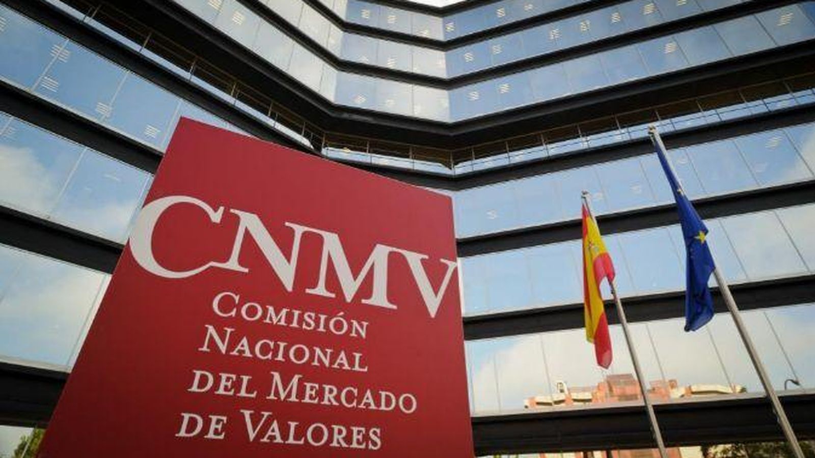Foto: Fachada de la sede de la CNMV en Madrid. (EFE)