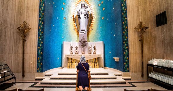 Foto: Una visitante reza en la Basílica de la Inmaculada Concepción, en Washington. 