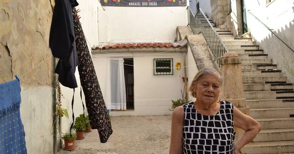 Foto: Felicidade Silva ante la puerta de su casa en el barrio de Alfama, en Lisboa. (Foto: Lola Sánchez) 