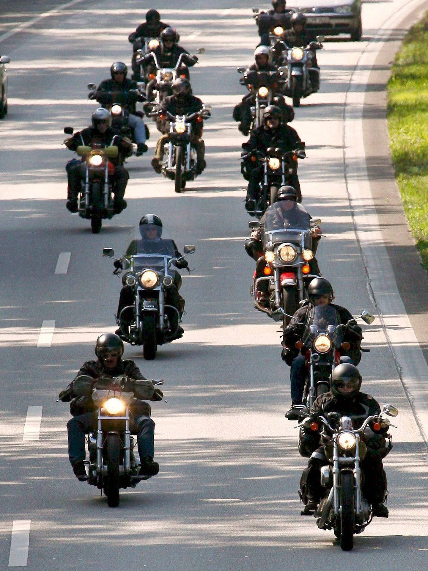Un grupo de moteros Harley-Davidson circulan por la autopista número 1 en dirección a Dinamarca, en Neumuenster, Alemania. (EFE)