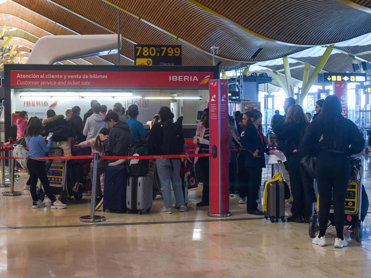 Foto: Varios viajeros durante la huelga del 'handling' de Iberia. (Europa Press/Gustavo Valiente)