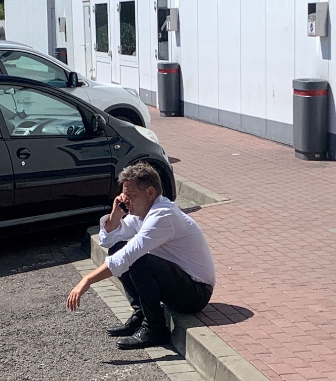 Robert Habeck hace una llamada mientras su coche reposta en una estación de servicio. (Reuters/Christian Kraemer)