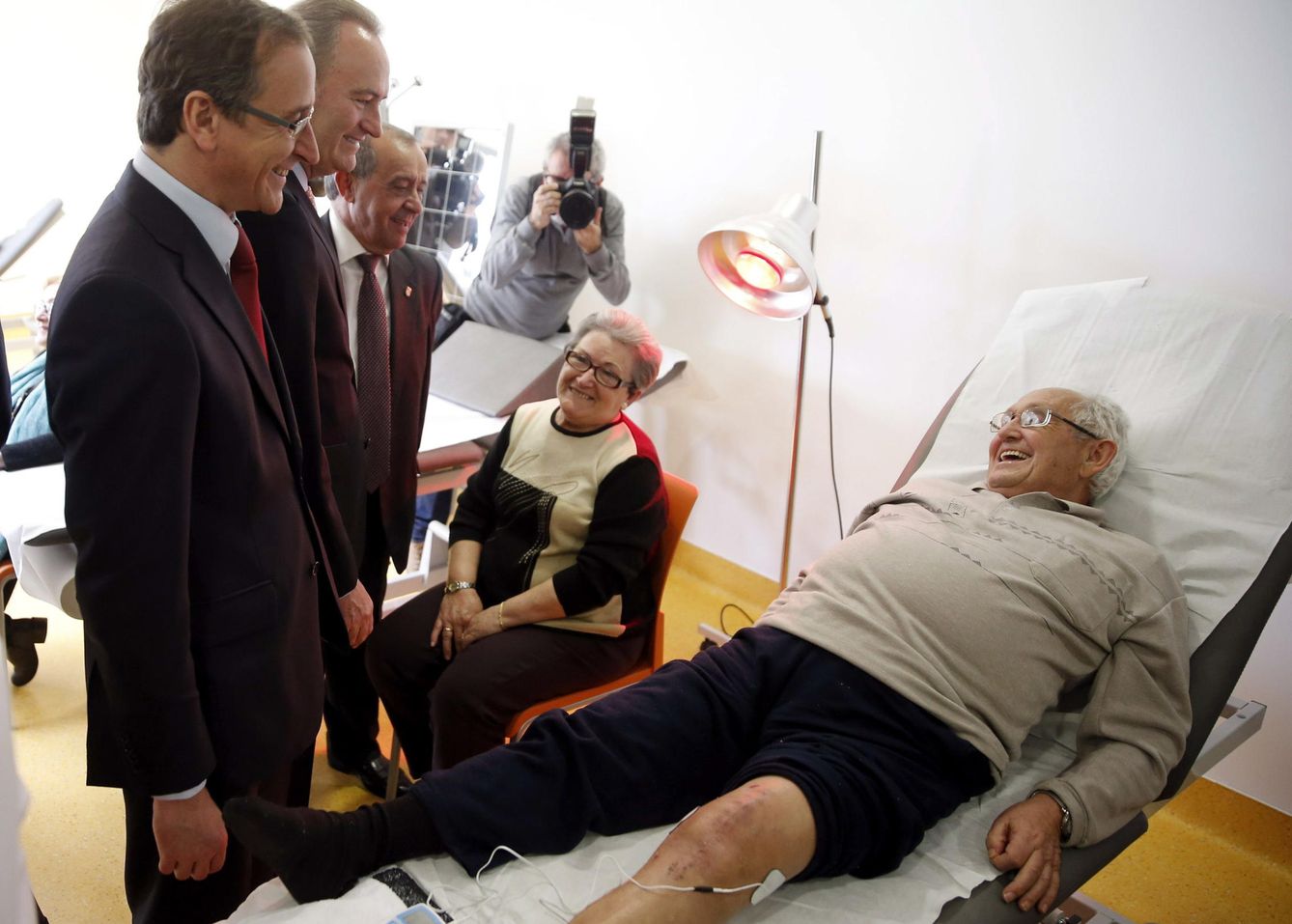 El ministro de Sanidad, Alfonso Alonso, visita el Hospital de Llíria. (EFE)